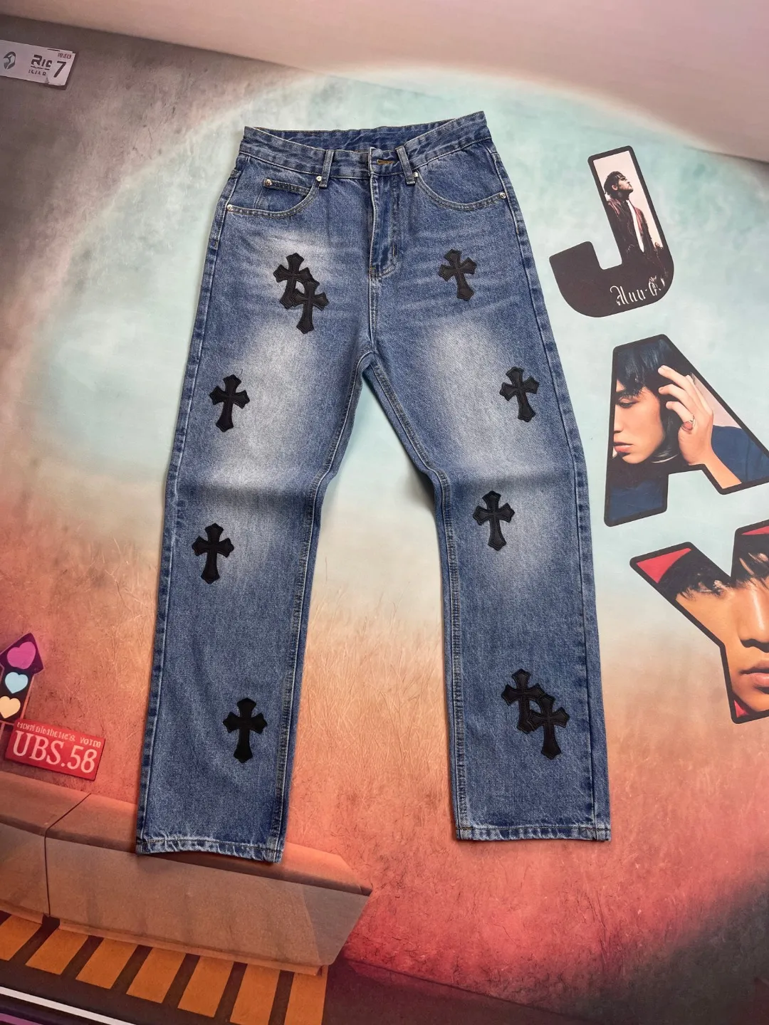 🅿️236 🔘Model No.-KL152 🔘Cro Heart𝐂𝐡𝐫𝐨𝐦𝐞 𝐇𝐞𝐚𝐫𝐭 Classic CH Dark Blue Cross-Patch Leather Jeans* Crow Heart’s classic dark blue cross-patch leather jeans, showing avant-garde aesthetics. Made from the finest denim fabrics, they are crisp, stylish and extremely wear-resistant. The iconic dark blue is uniquely washed, fades naturally, and is full of retro charm. Lambskin vegetable-tanned cross-piece leather has a fine texture and is carefully sewn by craftsmen to blend perfectly with denim. The straight version modifies the leg shape and is matched with exclusive metal accessories. It highlights the luxurious style in a low-key manner and is the ultimate embodiment of trend and quality.  Size: S M L XL (28.30.32.34) Color: Dark Blue